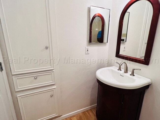 Building Photo - Charming 2 bedroom 1-bathroom Duplex unit features a prime location