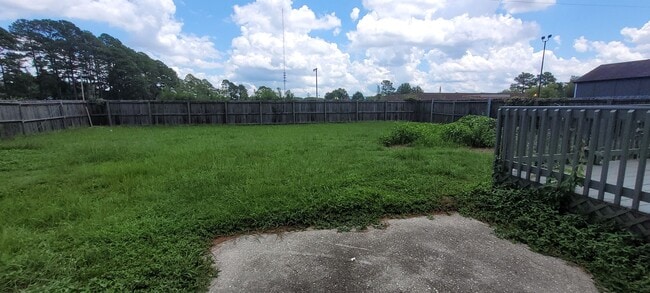 Building Photo - Clean 3 bedrooms, 2 baths, single garage w/remote control, and fenced yard!!