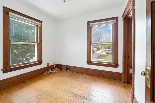 Building Photo - 513 W 22nd St