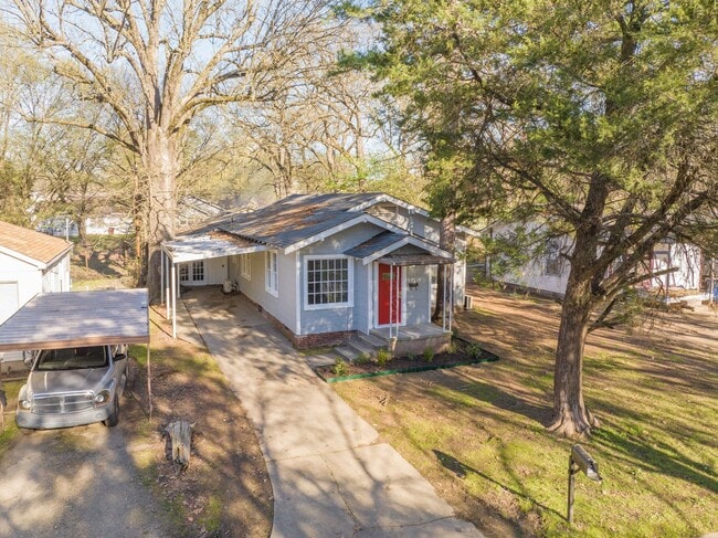 Building Photo - Freshly Updated 3 Bedroom Home