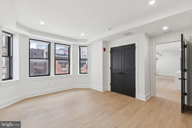 Building Photo - 135 S 19th St