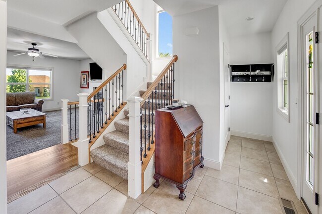 Building Photo - LUXURY 5 BEDROOM HOME AVAILABLE IN MAHOMET