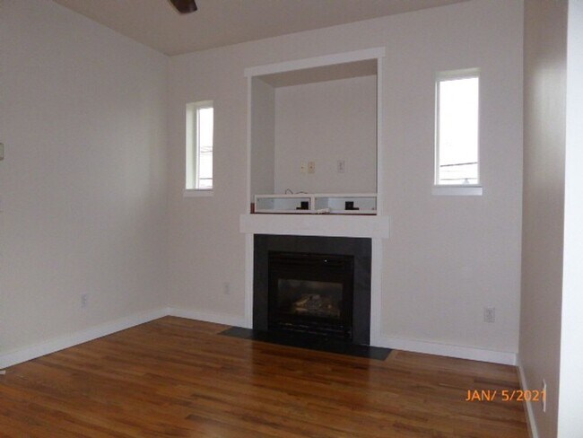 Building Photo - Beautiful 3 Bed 2.5 Bath Townhome in Roosevelt, Seattle