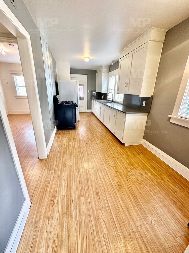 Building Photo - 619 S Whitcomb St