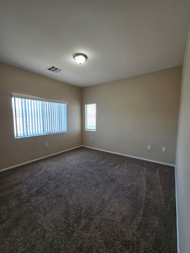Building Photo - A Fabulous 3 Bedroom Townhouse close to NA...