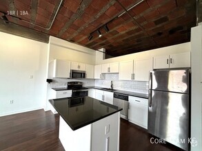 Building Photo - River Market Loft For Rent