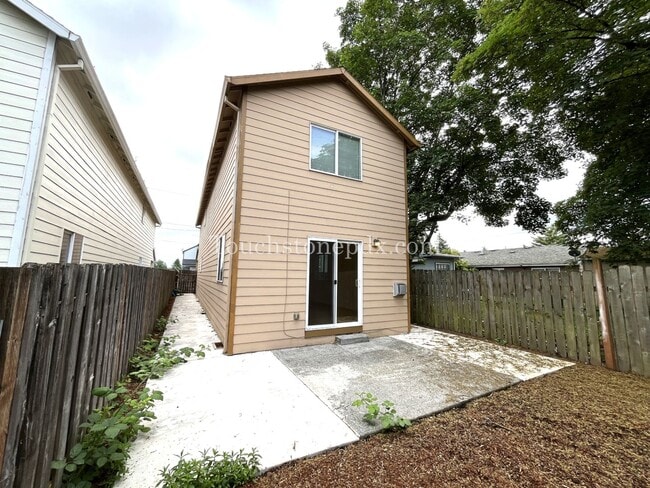 Building Photo - Bright, Spacious 3BR Home Near MAX – A/C, ...