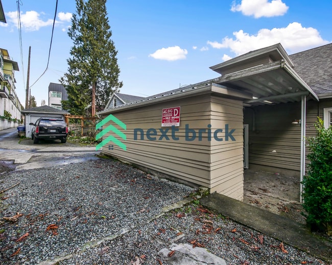 Building Photo - 4 Bed and 2 Bath Queen Anne Craftsman Hous...