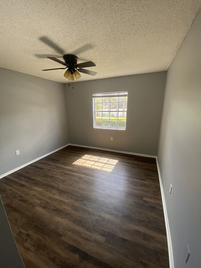 Building Photo - Spacious three bedroom condo