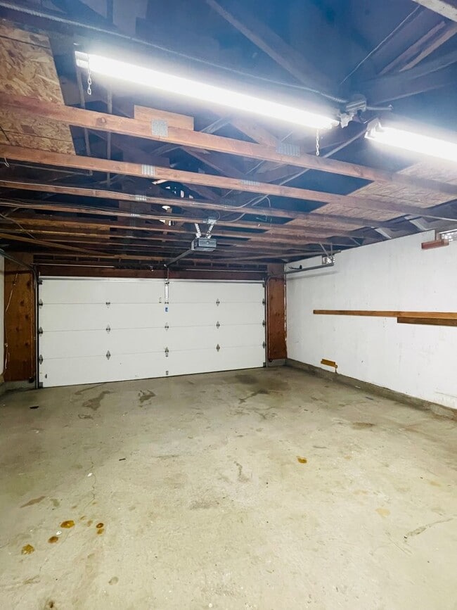 Building Photo - charming 3-bedroom, 2-bathroom home nestle...