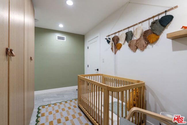 Building Photo - 3923 Fernwood Ave