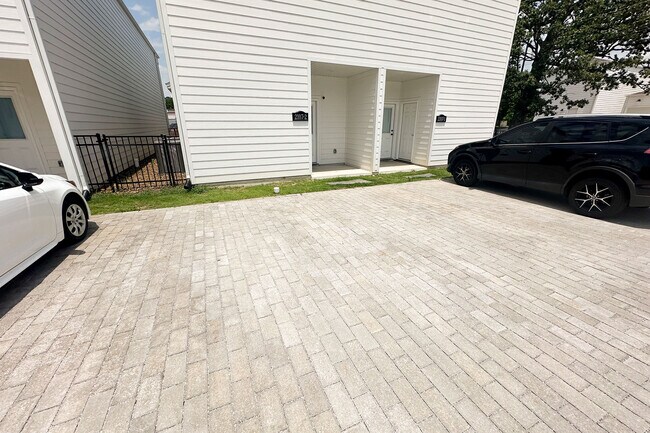 Building Photo - 2107 Parnell Dr