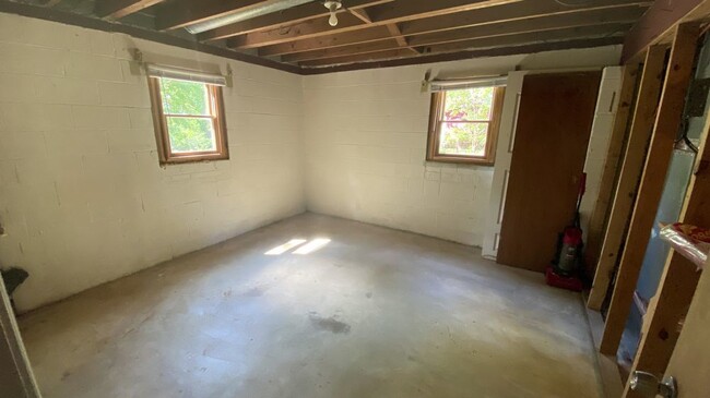 Building Photo - 2 Bed / 1 Bath Single Family (Available 12...