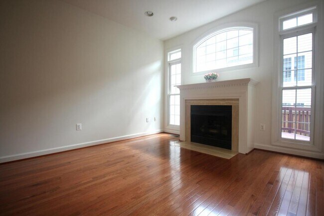 Building Photo - 4555 Fair Valley Dr