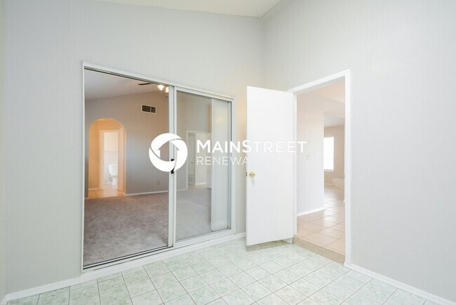 Building Photo - 3 Bedroom Pet-Friendly Home in Tucson, AZ with Main Street Renewal