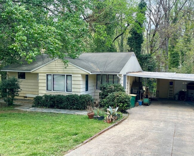 Building Photo - 3 Bedroom 1 Bath Near UGA and 5 Points! Available August 10th!