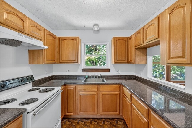 Building Photo - 33 Guilford St