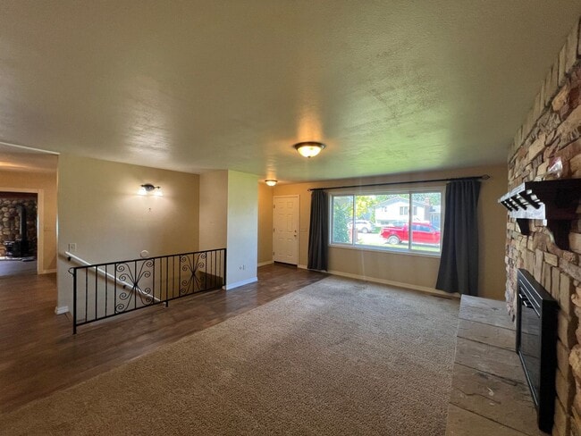 Building Photo - 5 bedroom 3 bathroom home for rent
