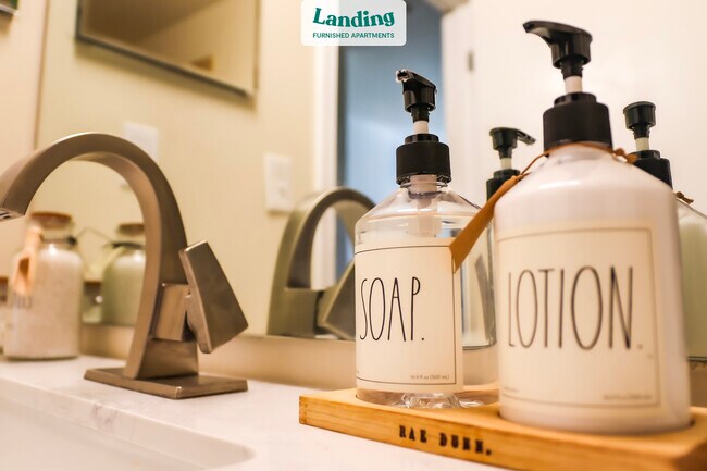 Building Photo - 898 Oak St NW