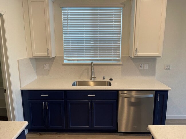 Building Photo - Modern 3 Bedroom, 2 Bath Home Built in 202...