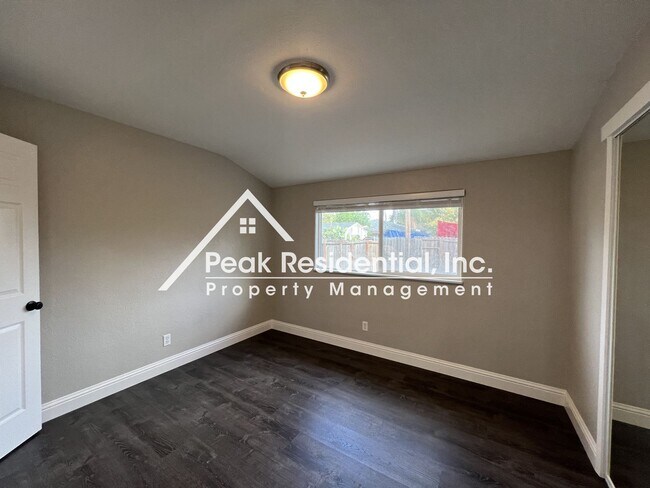 Building Photo - Beautifully Updated 3bd/2ba Home with 2 Car Garage!