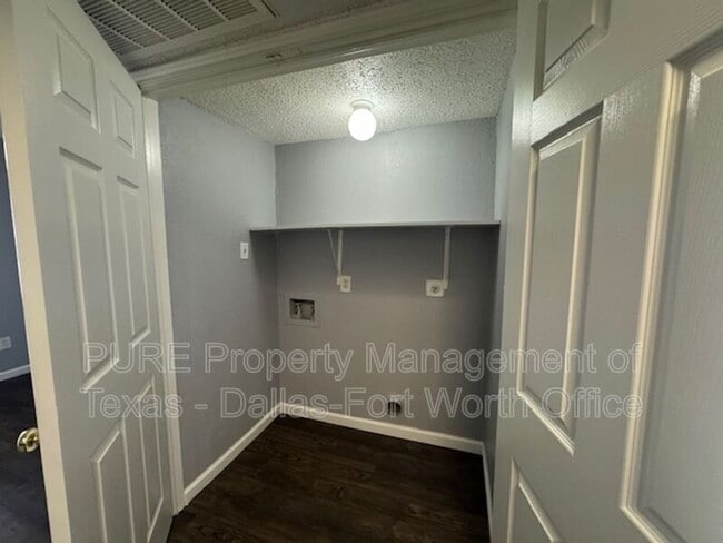 Building Photo - 4004 W Pioneer Dr