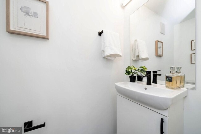 Building Photo - 750 19th St NE