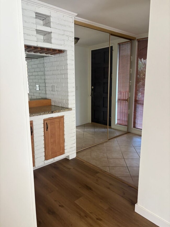 Building Photo - Spacious 2-Bed, 2-Bath Condo in Prime Culver City Location – Freshly Updated!