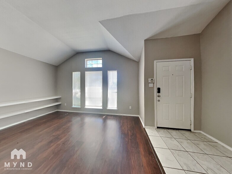 Building Photo - 327 W Little Creek Rd