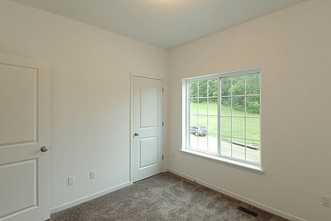 Building Photo - 4 Bedroom, 3 bath close to University.