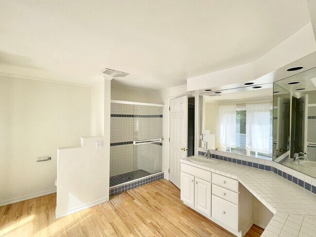 Building Photo - Spacious 5-Bedroom Home in Prime Location