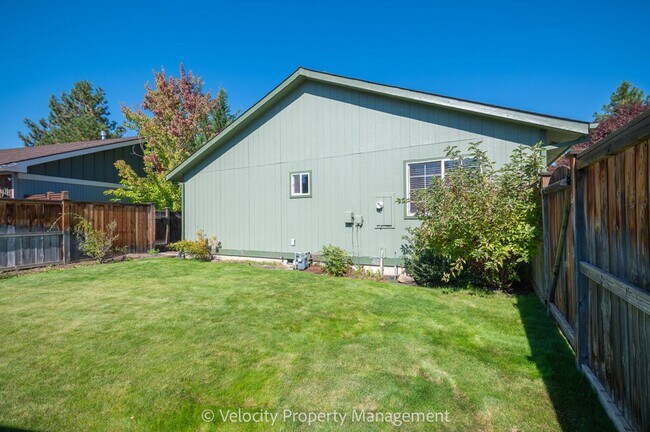 Building Photo - Clean & well kept, 3 bedroom, 2 bath!