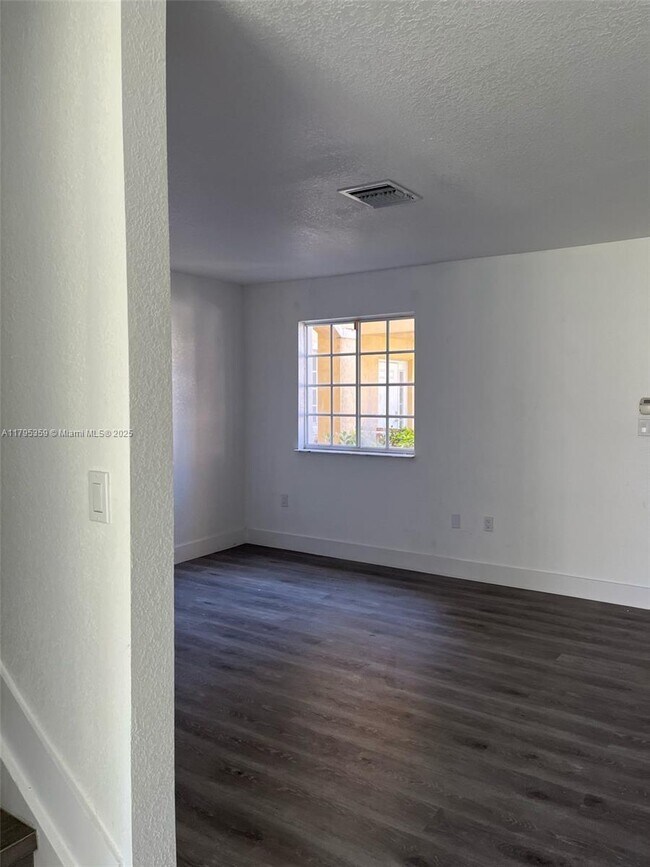 Building Photo - 2036 NE 167th St