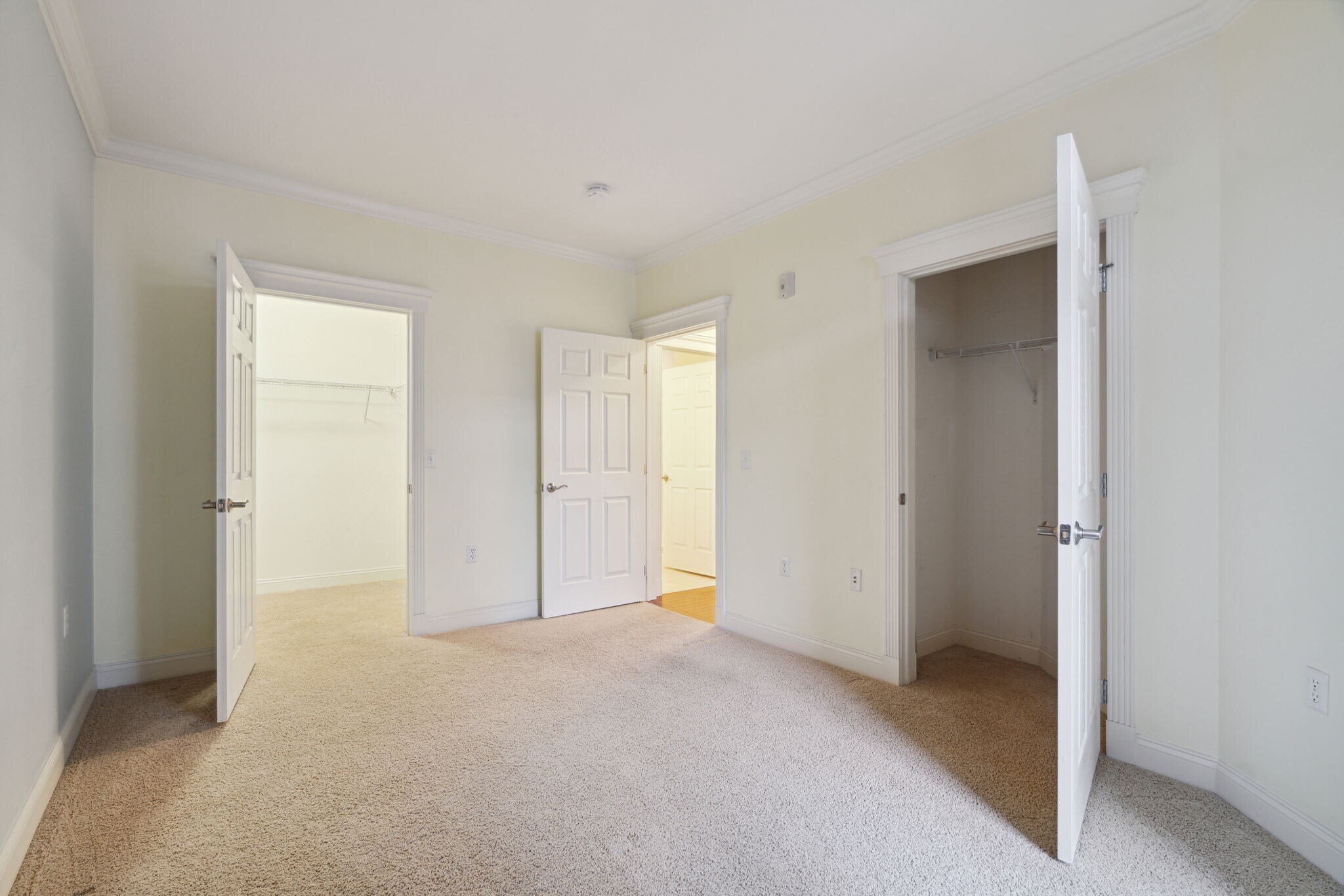 Building Photo - 300 W Elm St