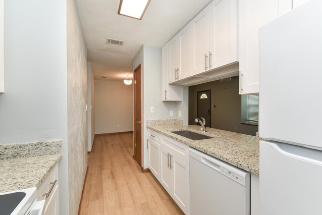 Building Photo - 2043 Gardenbrook Ln