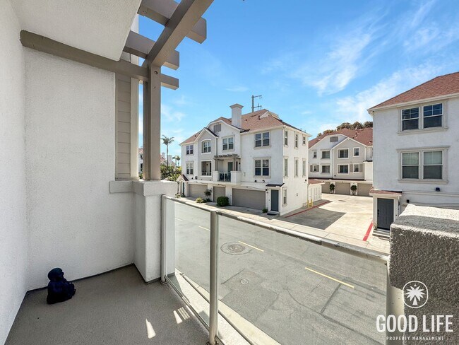 Building Photo - Beautiful 2B/2.5BA Townhouse in Oceanside w/ Washer/Dryer, Attached Garage, and AC!