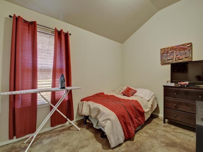 Building Photo - 1096 Twin Estates Dr