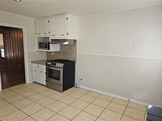 Building Photo - 503 W 12th St