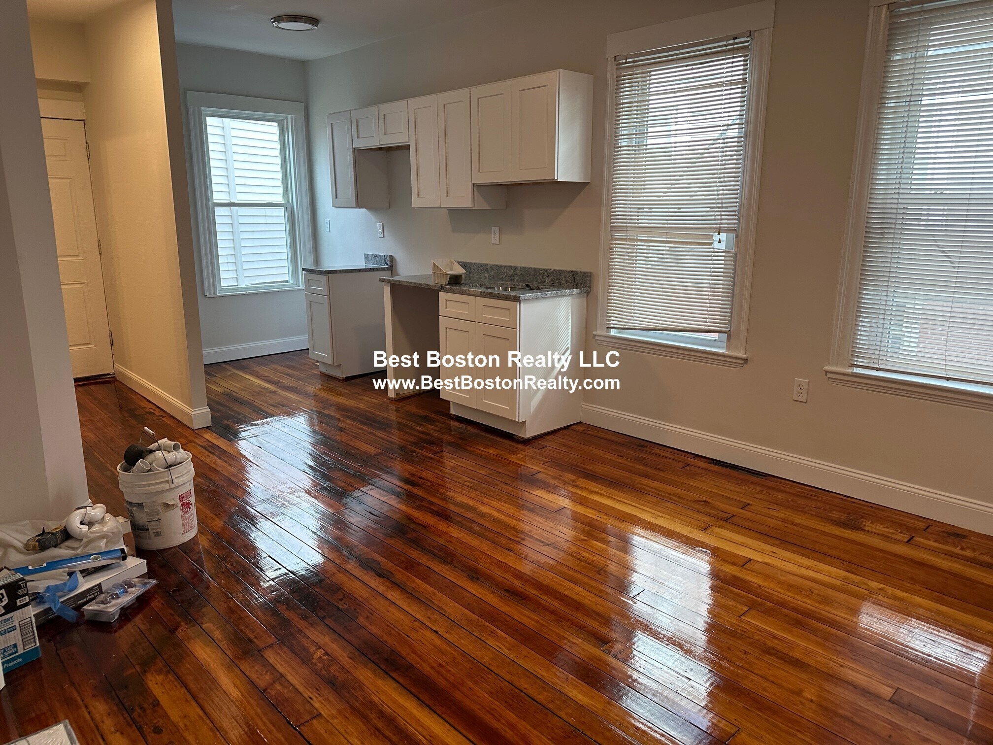 Building Photo - 16R Warren Ave. Unit 2