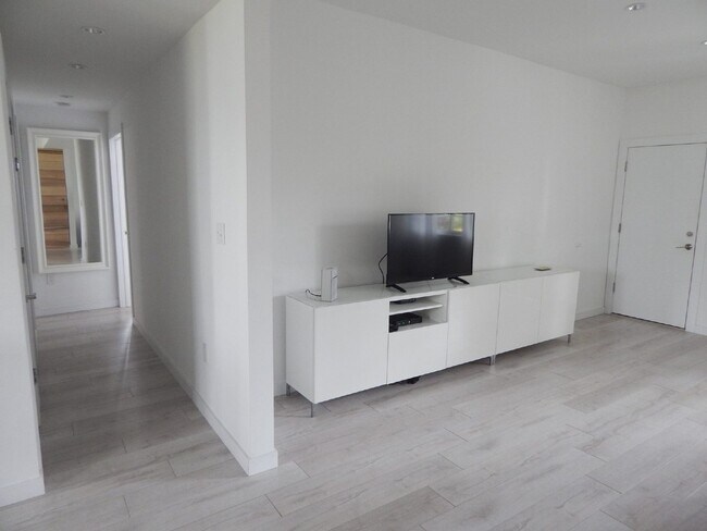 Building Photo - Exquisite 2/2 condo in Art Deco style building