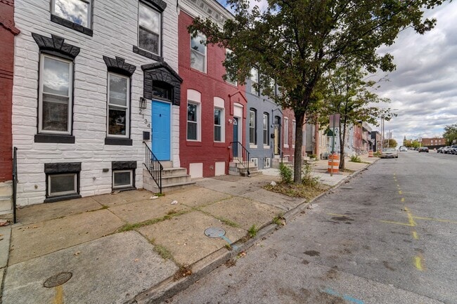 Building Photo - Beautifully Updated Townhome in Prime Loca...