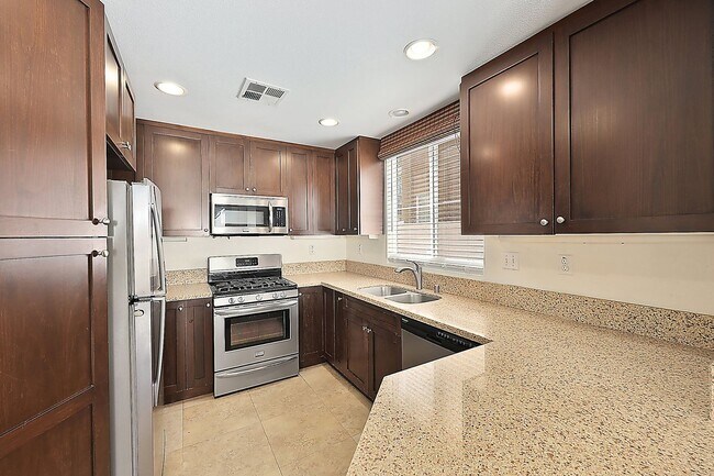 Building Photo - 2 Master Suites - 2 car garage - Townhome