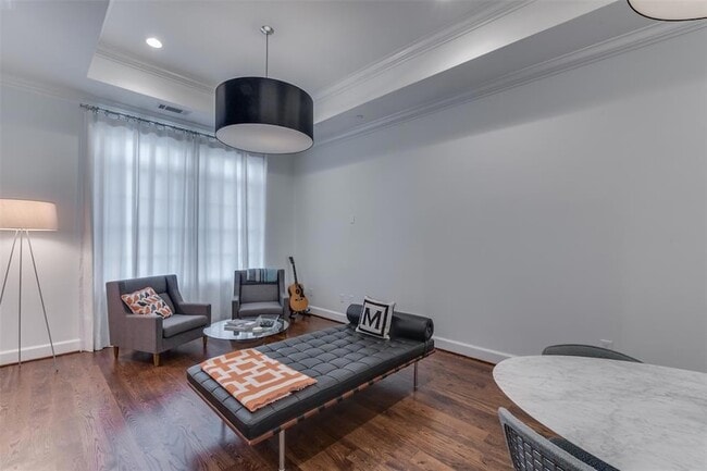 Building Photo - 418 NE 2nd St