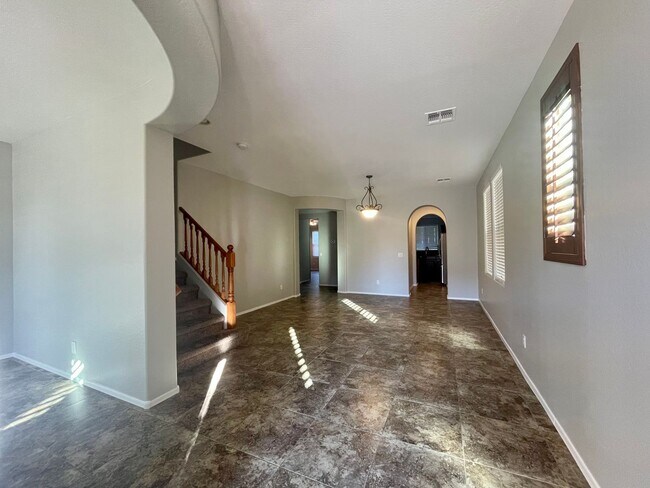 Building Photo - GREAT LOCATION!  Fabulous move-in ready 5 bed /3 bath home in south Tempe