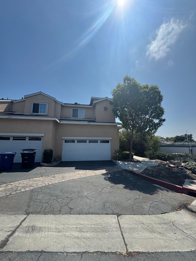 Building Photo - Luxurious 2 bedroom, 2.5 bath townhome, AC...