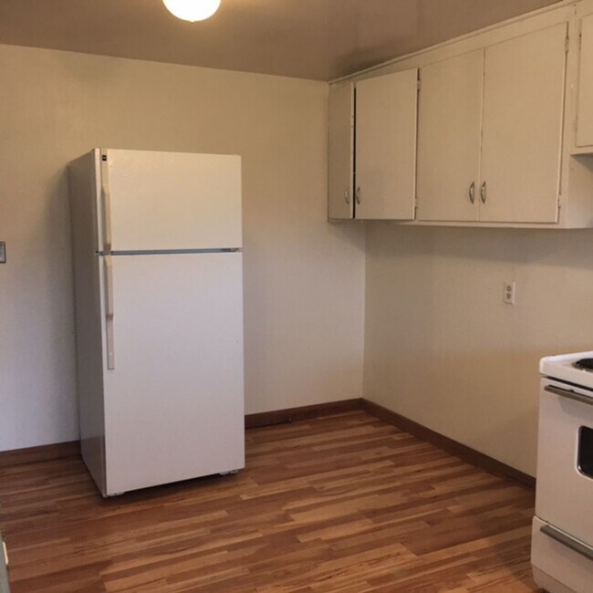 Building Photo - 3+ Bdrm in Quiet Neighborhood w/Lots of Natural Light