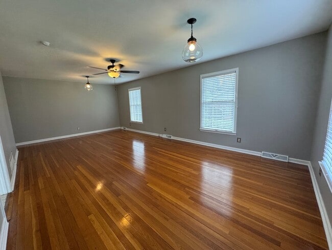 Building Photo - Beautiful 4/3 House with Bonus Room in Wes...