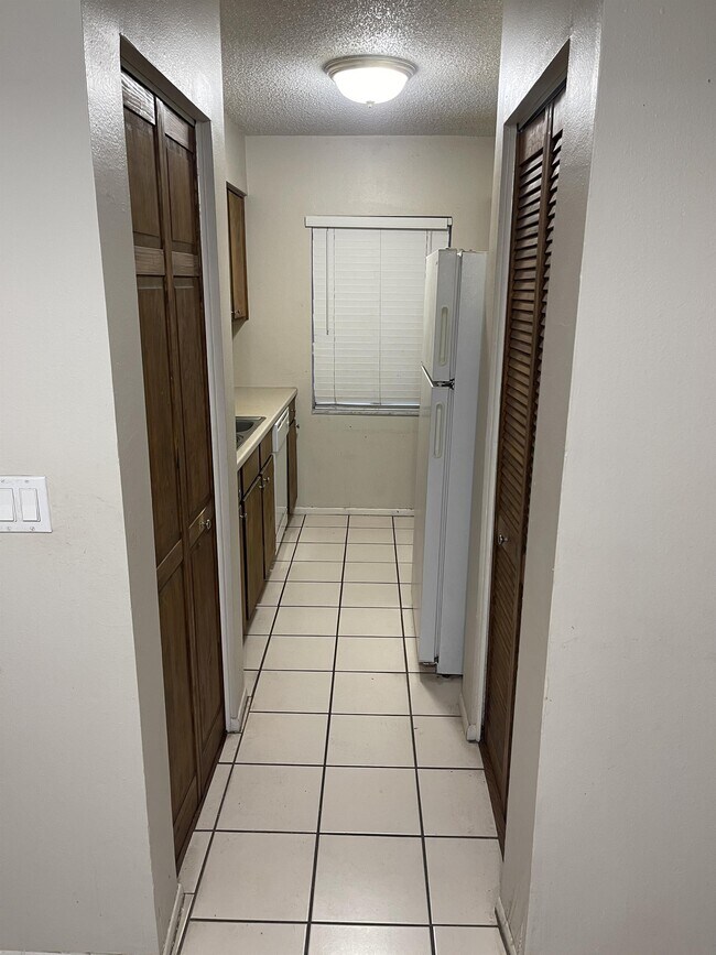 Building Photo - 5506 Pokeweed Ct