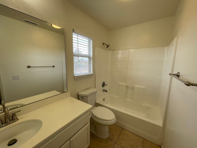 Building Photo - Spacious 4 Bedroom in Oceanside!