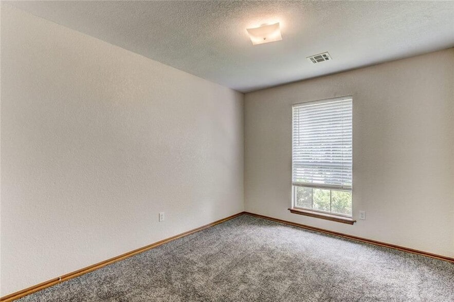 Building Photo - 305 Waterfront Dr